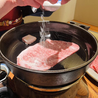 スギモト 本店 - お肉焼いてる様子