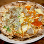 俺のフレンチ・イタリアン - 卵を混ぜてカットした後のピザ