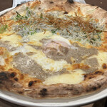 俺のフレンチ・イタリアン - 焼き上がり直後のカット前ピザ