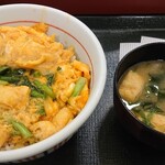 Nakau - お揚げとニラの玉子丼大盛り、味噌汁