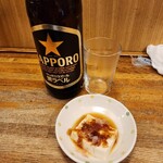 小野内酒場 - ビール大ビン(サッポロ黒ラベル)(750円)、お通し(無料)