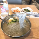 コサム冷麺専門店 - 麺はグレー