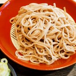 名代富士そば - もりそばの麺は、乱切り田舎風