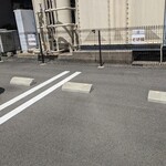 そば楠 - ビジネスホテルの隣に駐車場が2台有ります。