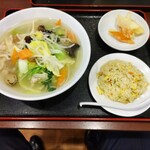 合楽園 - 日替りランチ(野菜タンメン+半チャーハン) 850円 ♪