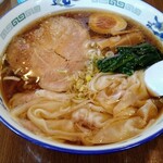 らーめん 次郎 - 一番人気「醤油ワンタン麺」