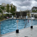 Okinawa Hinode Hoteru - プールしながら、飲める！いや、飲んでる人は入っちゃダメよ？