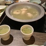 Hanamidori - 【華味鳥 水炊き】先ずはスープからいただきます。(お店の方がよそってくれます。)