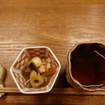 赤坂とゝや魚新 - 熱々の焙じ茶と先付の筑前煮