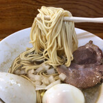 煮干中華ソバ イチカワ - パツパツ細麺リフト。