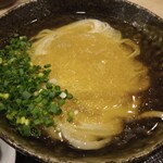本格派博多うどん はし田たい吉 新橋店 - 冷かけ・アップ。つゆのみぞれあり。冷かけにはショウガのオススメあり。