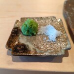 登喜和鮨 - 安曇野産のワサビと笹川流れの塩「白いダイヤ」