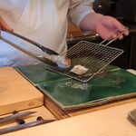 登喜和鮨 - のどぐろを炭で炙っています