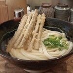 筑後うどん まがり - ごぼう天・冷かけ。　ホバリングにて接写。