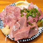 Motsuyaki Paradaisu Fuji - 2023.4 肉刺し盛合せ（1,089円）レバ、はつ、たん
