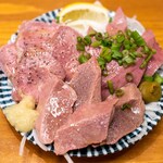 池袋もつ焼きパラダイス富士 - 2023.4 肉刺し盛合せ（1,089円）レバ、はつ、たん