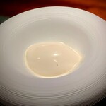 蒼 - 比内地鶏卵と花の香酒造の赤酒を使って。マイナス5度仕上げで、フワッと溶けてしまう儚い絶品アイスクリーム