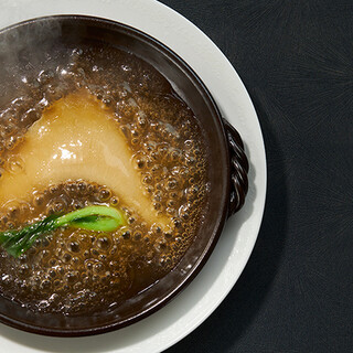 「佛跳牆」や「フカヒレ姿煮込み」など、本格的な中華料理に舌鼓