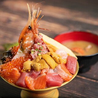話題の活イカ丼や季節限定の蟹盛り丼など、海鮮メニューも充実