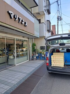 Marian'Nu - 福一ベーカリーの車がお店の前に止まりました。