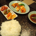 必殺！ホルモン焼ゴーダキング - プリップリッ和牛ホルモン、キムチ盛り合わせ、ライス(大盛)