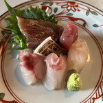 酒処 小林 - お造り盛り合わせ１１００円。イサキ、ソイ、マツカワ、カツオ、マグロ、太刀魚。マグロは今ひとつでしたが、他は旨味濃く、とても美味しかったです（╹◡╹）