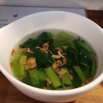 キッチン ブルー グローブ - ほうれん草スープのアップ