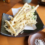 Soba Tetsu - 浜防風の天ぷら（￥650）。春にしか食べられない季節の味。天然塩でいただく趣向も嬉しい