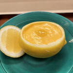 赤坂 菊乃井 - 昼懐石１５７３０円。杏仁豆腐 レモンガード。レモンの器で杏仁豆腐を仕込み、レモンを使ったソースをかけてあります。さっぱりと美味しいデザートです(^｡^)
