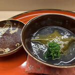 赤坂 菊乃井 - 昼懐石１５７３０円。甘鯛桜蒸し。道明寺粉でまとめた饅頭を甘鯛で巻き、さらに桜の葉で包んだものを、銀餡で仕上げています。桜の葉が余計かな。。。