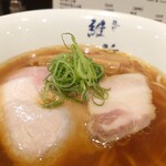 麺や 維新 - 2種のチャーシューと緑の葱のコントラスト。