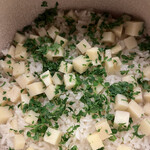 赤坂 菊乃井 - 昼懐石１５７３０円。筍御飯。筍、木の芽、お出汁、ご飯が春の伊吹を感じさせます。日本に生まれて良かった〜としみしみ思える御飯です（╹◡╹）