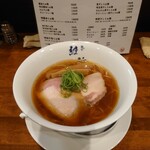 麺や 維新 - 醤油らぁ麺、950円。