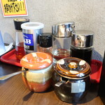 麺酒房 龍安 - 卓上調味料