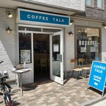 コーヒー トーク - スカイブルーの看板が印象的な外観