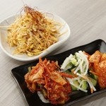 焼肉 しゃ楽 - ピリ辛ネギもやし、キムチ盛り