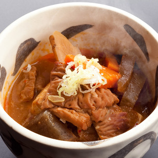 名物「もつ煮込み豆腐」を107円で！30年以上愛される一品