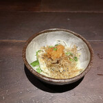 月屋 - 付き出しのじゃこおろしポン酢。