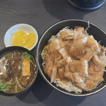 暖家 - もち豚丼800円　ライス大盛、にんにくアリ