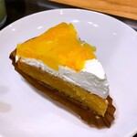 スターバックス・コーヒー - オレンジ＆マンゴーのケーキ。525円