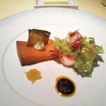 シェ松尾・松濤レストラン - 青森県産　桜鱒のミキュイ　軽いスモークの芳香　スパイスのアクセント　小さなサラダ添え