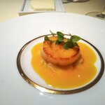 シェ松尾・松濤レストラン - 北海道産　帆立貝のソテー　アンディーブのクリーム煮　瀬戸内で採れた“せとか”とのアンサンブル