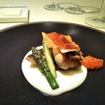 シェ松尾・松濤レストラン - 天然イサキのポワレ　グリーンアスパラガス添え　トマトフォンデュ　新玉葱のエスプーマ