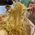 らーめん弁慶 - 細麺と中太の間ぐらいの太さですね。
            麺に甘味と肉の旨味（背脂）を纏って、美味しさ倍増です。背脂が肉肉しい味わいです、背脂が濃厚な、、、少し変な表現ですが。