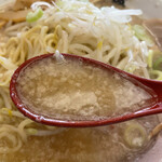 らーめん弁慶 - スープの醤油のカエシは、少ないように思えるのですが、全体的には塩分が多い感じ（少ししょっぱい）