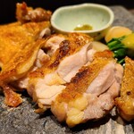 酒菜 竹のした - ⑩阿波尾鶏の網焼き【2人前】(1,380円)
            阿波尾鶏は旨みは濃いのですが、ワンオペだからサラマンダーで焼いておりお皿に水分が溢れています
            やはり肉は炭火でないとポテンシャルを引き出せないと感じます