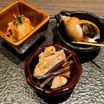 Shusai Takenoshita - お通し(？？円)
                        ①バイ貝の旨煮
                        ②白身魚の南蛮漬け
                        ③鶏肉と人参と蕨の煮物
                        正に居酒屋的な王道のお通し
                        味わいはやや濃いめでお酒が進む感じ