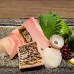 Shusai Takenoshita - 本日の刺身盛合せ【ハーフ】(2,380円)
                        ④真鯛⑤炙り太刀魚⑥炙り鰆⑦勘八⑧水蛸
                        炙りなのに温かくなく残念
                        活かったというより弾力がある感じ
                        因みに勘八も水蛸も広島には居ません