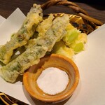 Shusai Takenoshita - ⑨大グリーンアスパラガスの天麩羅【2人前】(税込980円)
                        広島県世羅郡世羅町のグリーンアスパラガス
                        大と銘打ってますがやや大きい位のサイズ感
                        瑞々しさも甘さもまだまだ、栽培に改善の余地あり