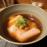 柴崎亭 - 透き通った芸術的ラーメン。独特な風味のある醤油ラーメンで、チャーシューがとびきりの美味しさです！